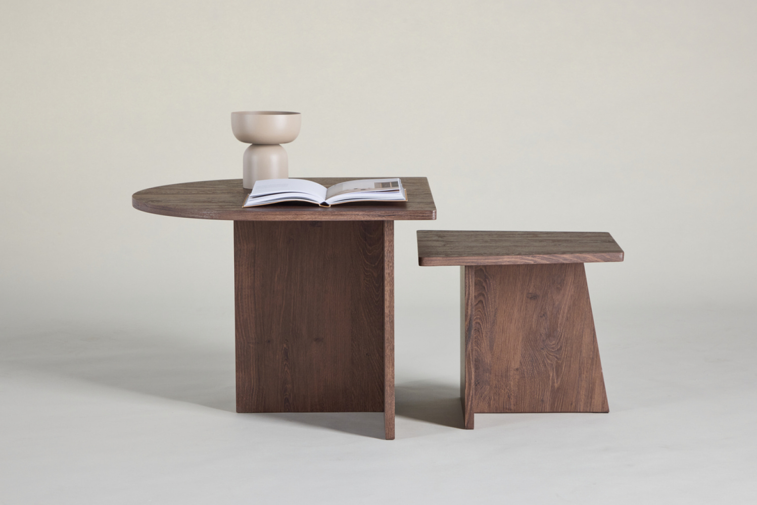 Soffbordets form sätter tonen i vardagsrummet