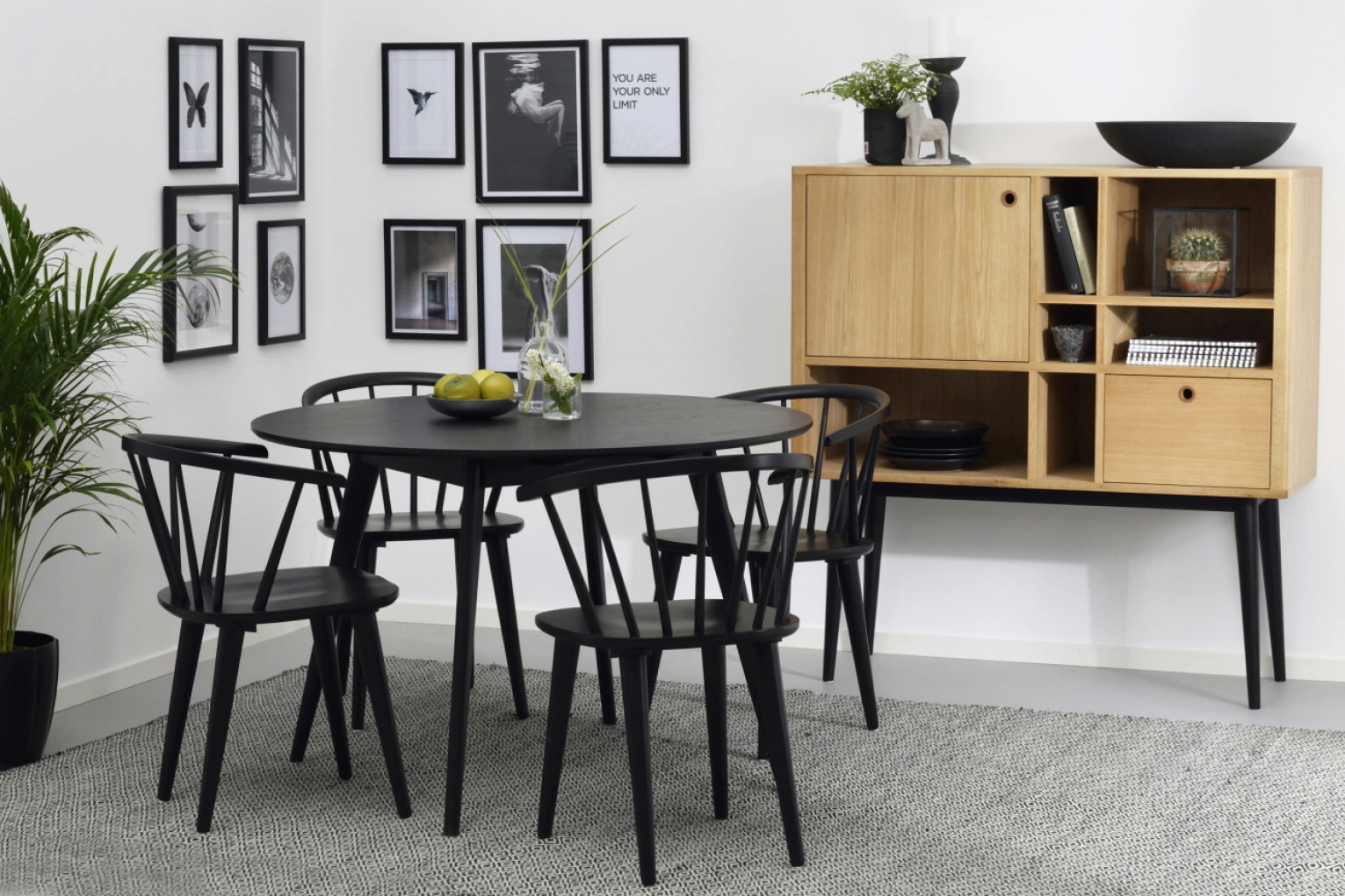 Så skapar du kontraster med svarta möbler utan att rummet känns mörkt