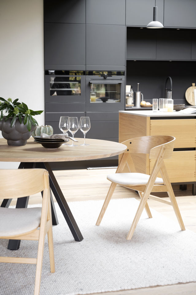Matbord 'Carradale' Runt 150cm - Ek/Svart V-ben