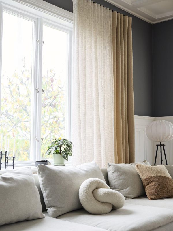 Beige gardin i vardagsrummet