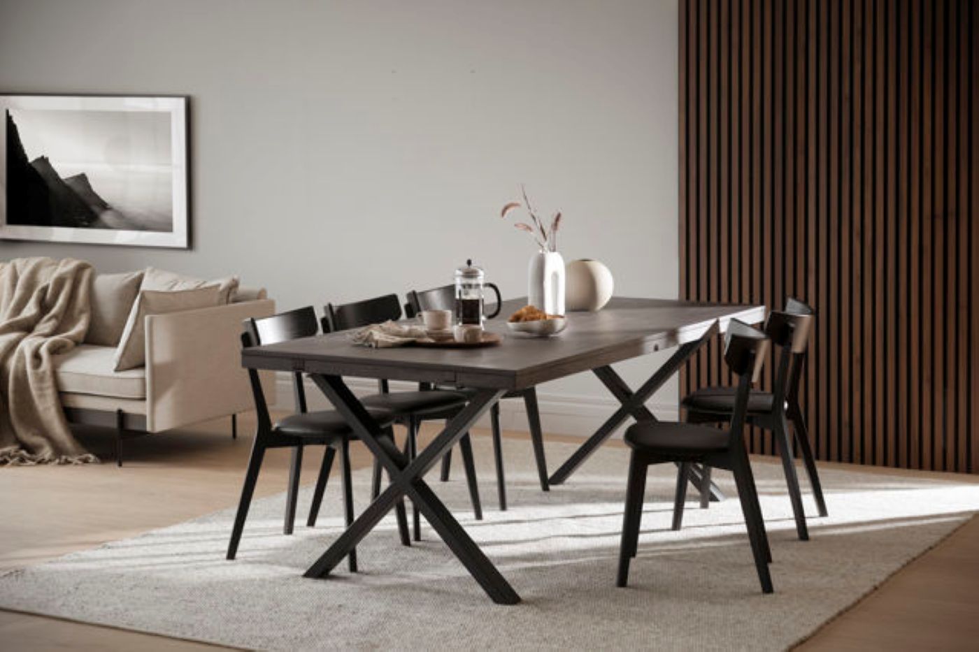 Helles Zimmer mit Essgruppe mit Tisch aus hellem Holz und 6 Stuhlen
