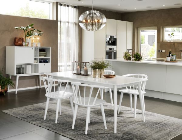 Ljus och modern matplats med vita pinnstolar